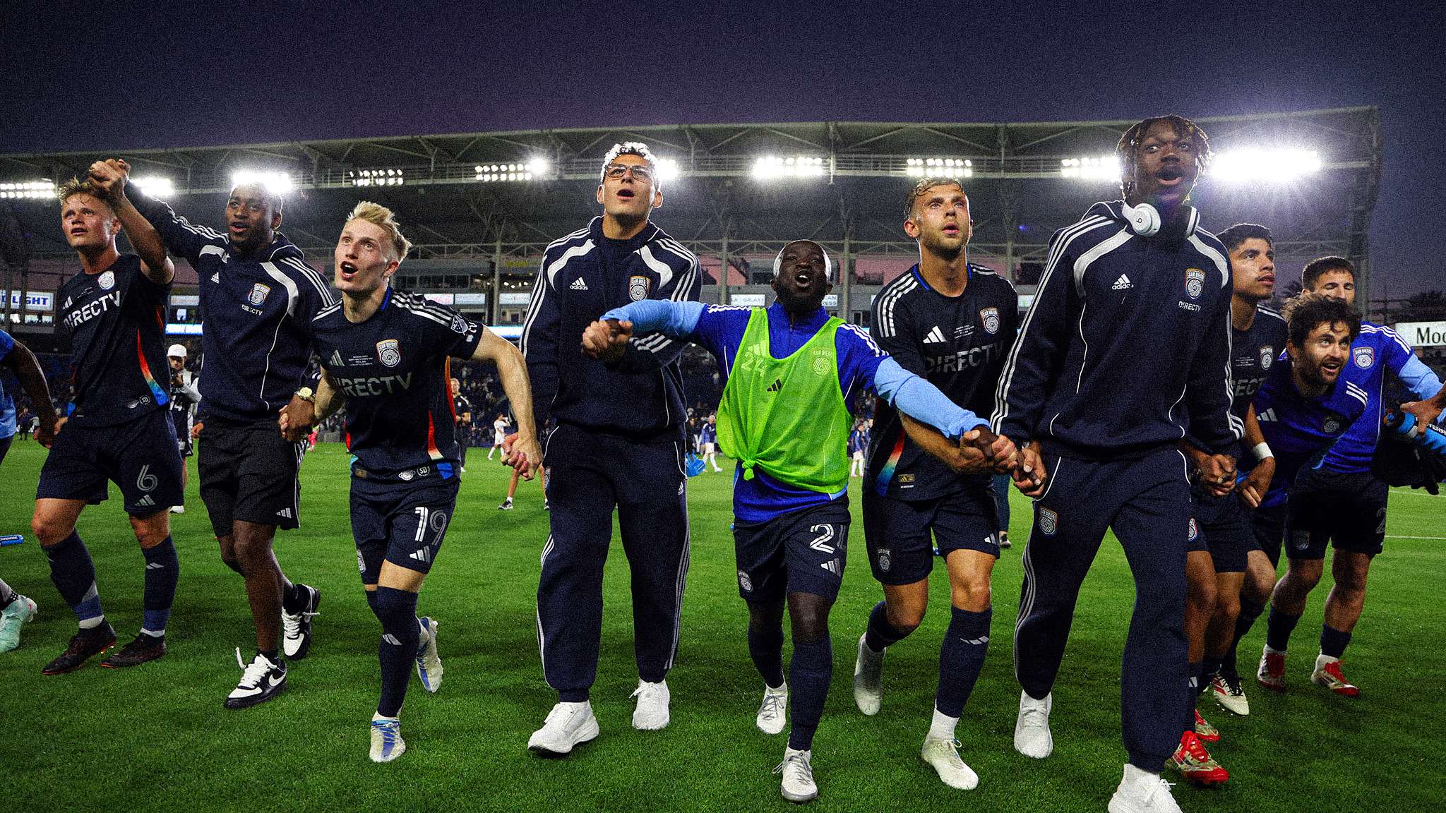 上海黄浦江畔亮灯庆祝阿根廷世界杯夺冠一周年盛典